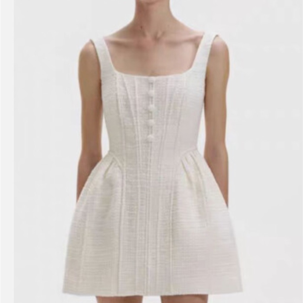 Elegant White Sleeveless Dress